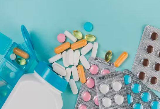 ਕੱਲ੍ਹ ਤੋਂ ਤੁਹਾਨੂੰ ਕਈ ਦਵਾਈਆਂ ਲਈ ਹੋਰ ਪੈਸੇ ਖਰਚਣੇ ਪੈਣਗੇ। ਡਰੱਗ ਕੀਮਤ ਰੈਗੂਲੇਟਰ ਨੇ ਰਾਸ਼ਟਰੀ ਜ਼ਰੂਰੀ ਦਵਾਈਆਂ ਦੀ ਸੂਚੀ (NLEM) ਦੇ ਤਹਿਤ ਕੁਝ ਜ਼ਰੂਰੀ ਦਵਾਈਆਂ ਜਿਵੇਂ ਕਿ ਦਰਦ ਨਿਵਾਰਕ, ਐਂਟੀਬਾਇਓਟਿਕਸ ਅਤੇ ਐਂਟੀ-ਇਨਫੈਕਸ਼ਨ ਦਵਾਈਆਂ ਦੀਆਂ ਕੀਮਤਾਂ ਵਧਾਉਣ ਦਾ ਫੈਸਲਾ ਕੀਤਾ ਹੈ। ਨਵੀਆਂ ਕੀਮਤਾਂ 1 ਅਪ੍ਰੈਲ ਤੋਂ ਲਾਗੂ ਹੋਣਗੀਆਂ।