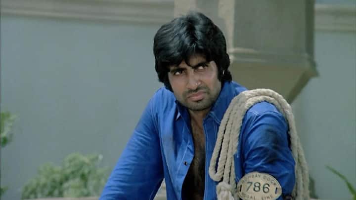 ऐसे में डायरेक्टर नहीं चाहते थे कि उनकी दोनों फिल्में एक-दूसरे के साथ मुकाबला करें. इसलिए उन्होंने अमिताभ बच्चन की जगह फिल्म में धर्मेंद्र को लेने का फैसला किया.