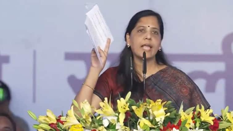 Sunita Kejriwal Reads Out AAPs 6 Guarantees Ahead Of Lok Sabha Polls దేశవ్యాప్తంగా ఉచిత విద్యుత్ - ఆప్ ఆరు గ్యారెంటీలు ప్రకటించిన సునీతా కేజ్రీవాల్