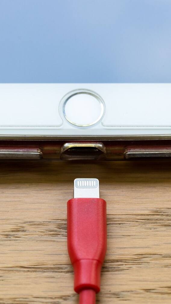 USB চার্জার স্ক্যাম থেকে বাঁচতে কী করবেন?