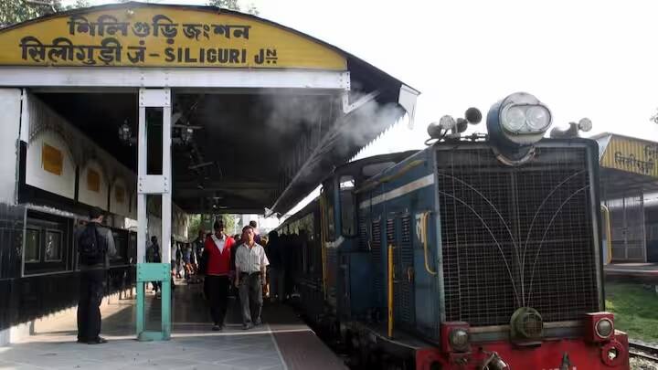 ટ્રેન દ્વારા સિક્કિમ જવા માટે લોકોએ હજુ પણ બંગાળના સિલીગુડી અથવા જલપાઈગુડી રેલવે સ્ટેશન પર ઉતરવું પડે છે.