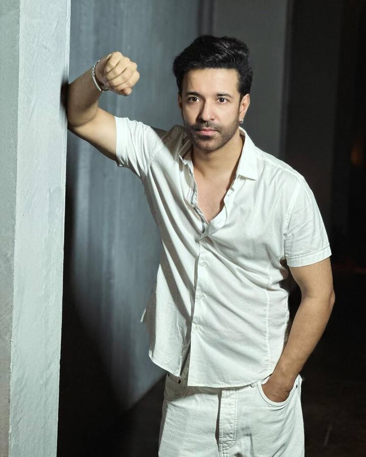 दरअसल हम बात कर रहे हैं हाल ही में रिलीज हुई वेब सीरीज ‘लुटेरे’ की. जो इन दिनों खूब चर्चा में बनी हुई है. सीरीज में रजत कपूर लीड रोल में हैं और उनके साथ टीवी के फेमस एक्टर आमिर अली का भी अहम रोल है.