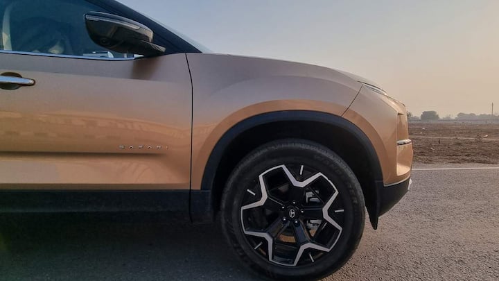 नई टाटा सफारी में इलेक्ट्रिक पावर स्टीयरिंग के साथ ड्राइविंग को ईजी बनाया गया है, जो कि पिछली vague यूनिट में नहीं दिया गया था. ये कार शहरों में या हाईवे पर 11 kmpl से 13 kmpl का माइलेज देगी. टाटा के इस मॉडल में 2.0-लीटर डीजल इंजन लगा है, जिससे 170 hp की पावर और 350 Nm का टॉर्क मिलता है.