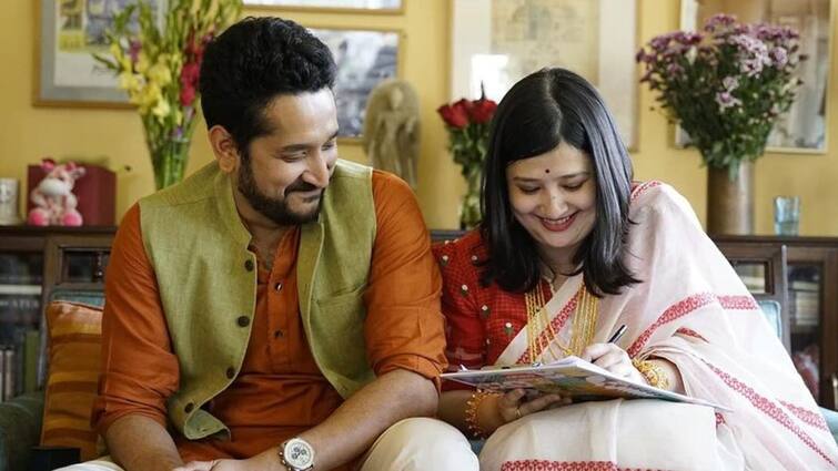 Parambrata and Piya shares their first video with a song Ami Kaan Pete Roi know in details Parambrata-Piya: গিটারে পরমব্রত, পিয়ার গলায় 'আমি কান পেতে রই'.. গানে গানে জুটির প্রথম ভিডিও