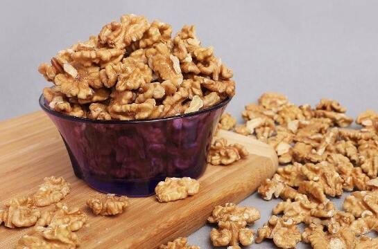 અખરોટ સ્વાસ્થ્ય માટે ખૂબ જ ફાયદાકારક માનવામાં આવે છે. અખરોટથી હૃદય સ્વસ્થ રહે છે,ટેન્શન દૂર કરવા અને સારી ઊંઘ મેળવવા માટે તમારે અખરોટ ખાવા જ જોઈએ. અખરોટ ખાવાથી રોગપ્રતિકારક શક્તિ મજબૂત થાય છે.