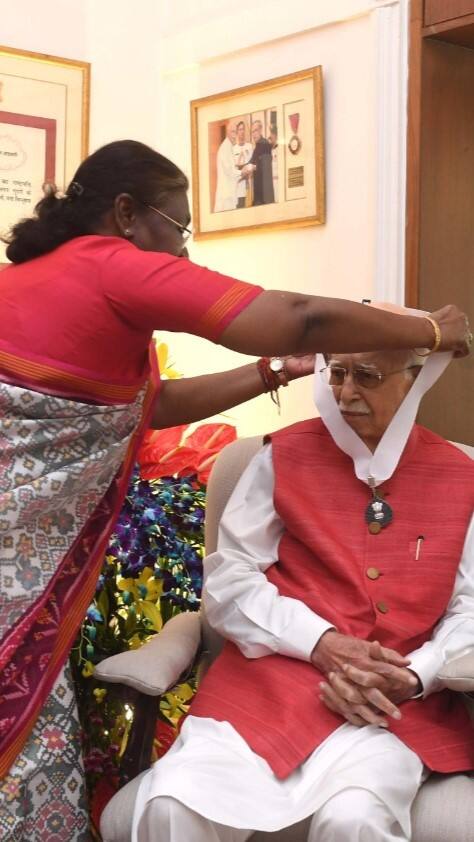 એલ કે અડવાણીના ઘરે જઈ રાષ્ટ્રપતિએ એનાયત કર્યો ભારત રત્ન