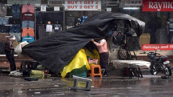 હવામાન વિભાગના જણાવ્યા અનુસાર, દેશના વિવિધ ભાગોમાં વરસાદ, હિમવર્ષા, તેજ પવન, તોફાન અને કરા જોવા મળ્યા હતા અને આ જ સ્થિતિ આગામી કેટલાક દિવસો સુધી યથાવત રહેવાની શક્યતા છે. આ સાથે અનેક વિસ્તારોમાં તાપમાનમાં પણ વધારો નોંધાયો હતો.