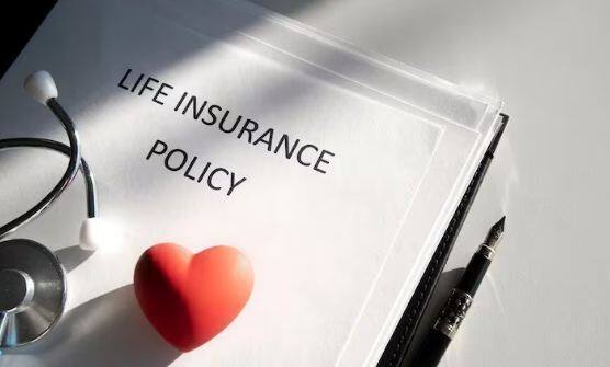 ਕੱਲ੍ਹ ਤੋਂ ਬੀਮਾ ਖੇਤਰ ਵਿੱਚ ਵੀ ਬਦਲਾਅ ਹੋਣ ਜਾ ਰਿਹਾ ਹੈ। ਹੁਣ ਪਾਲਿਸੀ ਸਮਰਪਣ 'ਤੇ ਸਮਰਪਣ ਮੁੱਲ ਇਸ ਗੱਲ 'ਤੇ ਨਿਰਭਰ ਕਰੇਗਾ ਕਿ ਤੁਸੀਂ ਕਿੰਨੇ ਸਾਲਾਂ ਵਿੱਚ ਪਾਲਿਸੀ ਨੂੰ ਸਮਰਪਣ ਕੀਤਾ ਹੈ। ਨਵੇਂ ਨਿਯਮ 1 ਅਪ੍ਰੈਲ ਤੋਂ ਲਾਗੂ ਹੋਣਗੇ।