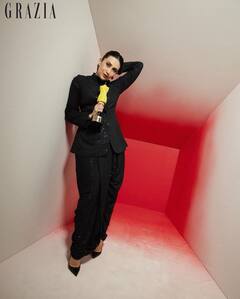 Karishma Kapoor PHOTO: બ્લેક ડ્રેસમાં ગ્લેમરસ લાગી કરિશ્મા કપૂર, જુઓ તસવીરો