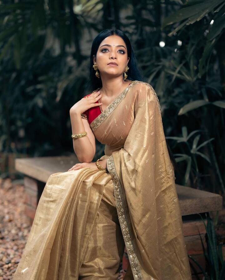 அதனை தொடர்ந்து தெகிடி படத்தில் அசோக் செல்வனுக்கு ஜோடியாக நடித்து இருப்பார். அப்படத்தில் இடம்பெற்ற விண்மீன் விதையில் பாடல் மிகவும் ஃபேமஸானது