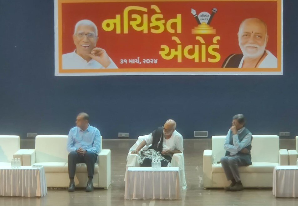 વરિષ્ઠ પત્રકાર અને ABP અસ્મિતાના સંપાદક રોનક પટેલને મોરારિબાપુના હસ્તે મળ્યો નચિકેત એવોર્ડ 