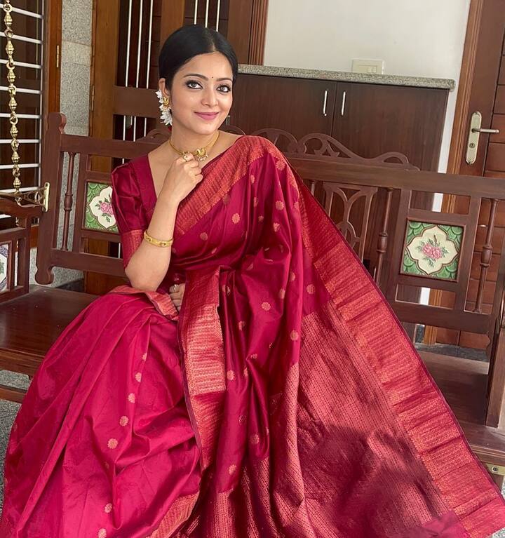 ஜனனி படித்து வளர்ந்தது எல்லாம் சென்னையில்தான். ஆஸ்திரேலியாவில் மேல் படிப்பு படிக்க வாய்ப்பு கிடைத்த போதும், சினிமாவுக்காக அதை அப்படியே விட்டுவிட்டார்.