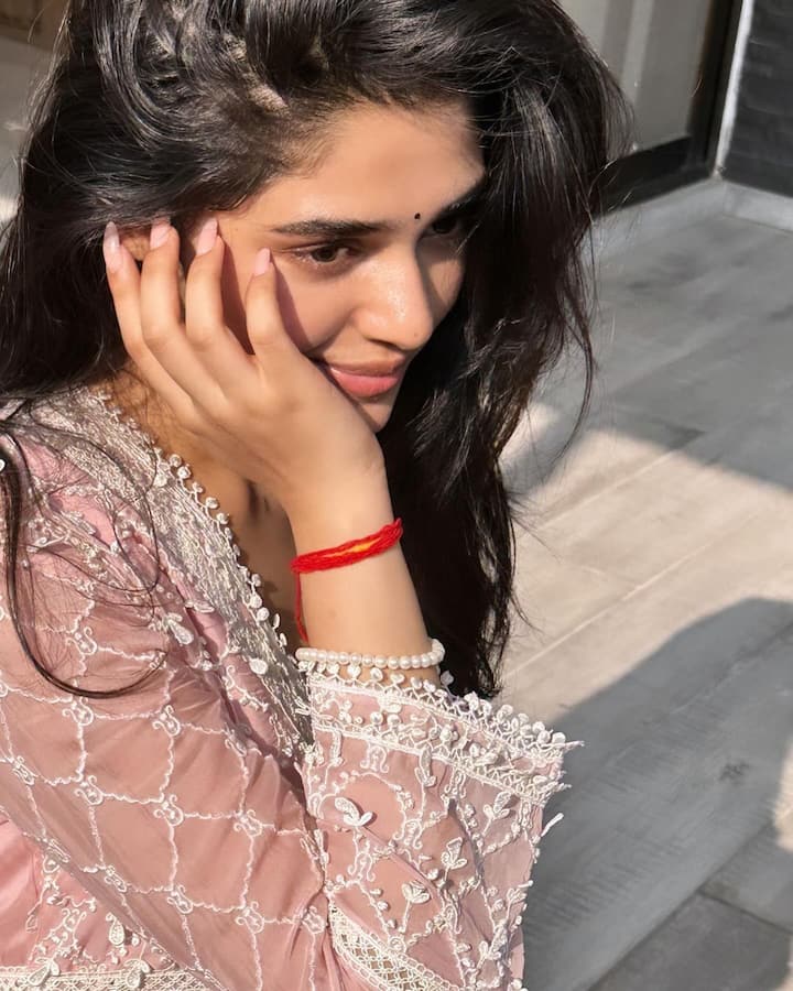 உப்பனா என்ற தெலுங்கு திரைப்படத்தின் மூலம் அறிமுகமானார் க்ரித்தி.