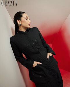 Karishma Kapoor PHOTO: બ્લેક ડ્રેસમાં ગ્લેમરસ લાગી કરિશ્મા કપૂર, જુઓ તસવીરો