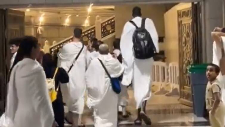 Unusually Tall Man With Height Two And Half Meter Captures Attention Of Other Pilgrims At Grand Mosque Of Mecca Video Viral Viral Video: कौन था ग्रैंड मस्जिद में आया ये 'लंबा आदमी'? वीडियो हुआ वायरल
