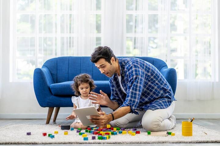 टाइम स्पेंड करें: पैरेंट्स की बिजी लाइफस्टाइल के बीच कई बच्चे माता-पिता के साथ समय बितना चाहते हैं. पैरेंट्स का अटेंशन पाने वे कई बार करीब आने की भी कोशिश करते हैं. ऐसे वक्त आफ समझ जाएं कि आपका लाडला आपको चाहता है.
