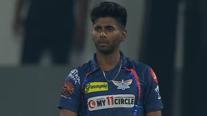 લખનઉ સુપર જાયન્ટ્સના બોલર મયંક યાદવે શાનદાર સ્ટાઈલમાં આઈપીએલમાં ડેબ્યૂ કર્યું હતું. આ બોલરે 4 ઓવરમાં 27 રન આપીને પંજાબ કિંગ્સના 3 બેટ્સમેનોને પોતાનો શિકાર બનાવ્યા હતા. (ફોટો ક્રેડિટ- સોશિયલ મીડિયા)