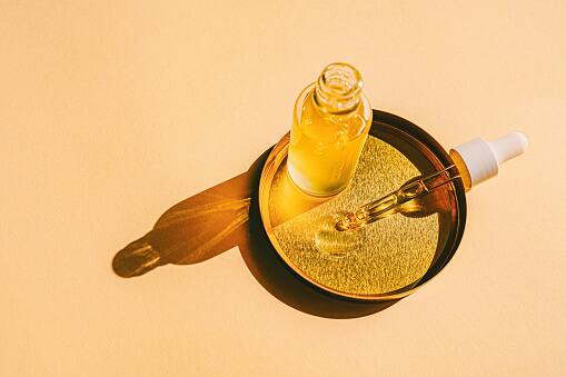 Keep it simple - Less is more - For sensitive skin, it’s best to be consistent with a simple routine consisting of a gentle cleanser for face wash, a good moisturiser, and a sunscreen. It’s advised to avoid elaborate skincare routines that encompass numerous skincare products. (Image Source: Getty)