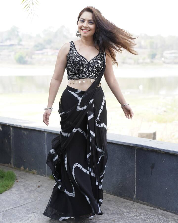 तसेच सोनालीने हिंदी चित्रपटसृष्टीमध्येही तिची मोहोर उमटवली आहे. (photo:sonalee18588/ig)