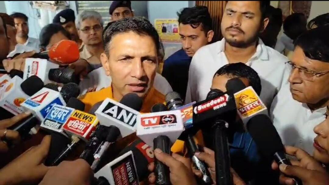 Bhopal: मंत्री पुत्र की पिटाई से घायल दंपत्ति और पत्रकार के साथ थाने पहुंचे जीतू पटवारी, जानें फिर क्या हुआ? Jitu Patwari questions police in mp minister Narendra Shivaji Patel son Accuse of couple assaults case ANN Bhopal: मंत्री पुत्र की पिटाई से घायल दंपत्ति और पत्रकार के साथ थाने पहुंचे जीतू पटवारी, जानें फिर क्या हुआ?