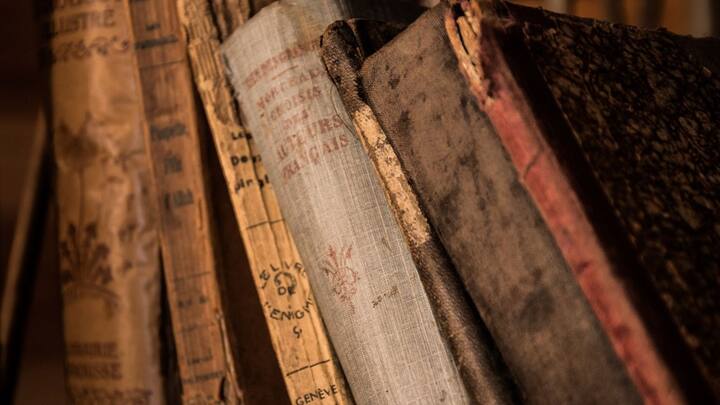 মানবসভ্যতার ইতিহাসে বইয়ের গুরুত্ব অপরিসীম। প্রাচীন সভ্যতা, ইতিহাস, বিজ্ঞান-সহ সব বিষয়েই সম্যক ধারণা জন্মায় বই থেকেই। ছবি: ফ্রিপিক।