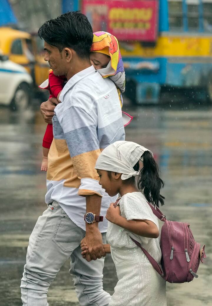 पंजाब, हरियाणा, उत्तर प्रदेश, राजस्थान और दिल्ली में अलग-अलग जगहों पर गरज और चमक के साथ हल्की से मध्यम बारिश और ओलावृष्टि देखने को मिली.
