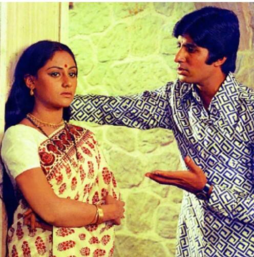 ਅਜਿਹੇ 'ਚ ਨਿਰਦੇਸ਼ਕ ਨਹੀਂ ਚਾਹੁੰਦੇ ਸਨ ਕਿ ਉਨ੍ਹਾਂ ਦੀਆਂ ਦੋਵੇਂ ਫਿਲਮਾਂ ਇਕ-ਦੂਜੇ ਨਾਲ ਮੁਕਾਬਲਾ ਕਰਨ। ਇਸ ਲਈ ਉਨ੍ਹਾਂ ਨੇ ਅਮਿਤਾਭ ਬੱਚਨ ਦੀ ਬਜਾਏ ਧਰਮਿੰਦਰ ਨੂੰ ਫਿਲਮ 'ਚ ਕਾਸਟ ਕਰਨ ਦਾ ਫੈਸਲਾ ਕੀਤਾ। ਫਿਲਮ 'ਗੁੱਡੀ' ਜਯਾ ਬੱਚਨ ਦੇ ਕਰੀਅਰ ਦਾ ਟਰਨਿੰਗ ਪੁਆਇੰਟ ਸਾਬਤ ਹੋਈ। ਇਸ ਫਿਲਮ ਵਿੱਚ ਜਯਾ ਨੇ ਇੱਕ ਅਜਿਹਾ ਕਿਰਦਾਰ ਨਿਭਾਇਆ ਸੀ ਜੋ ਫਿਲਮਾਂ ਦੇਖਣ ਦਾ ਸ਼ੌਕ ਰੱਖਦੀ ਸੀ। ਫਿਲਮ 'ਚ ਉਹ ਧਰਮਿੰਦਰ ਨੂੰ ਪਿਆਰ ਕਰਦੀ ਸੀ।