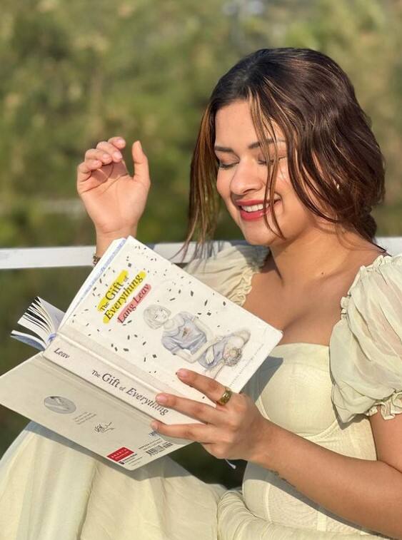 8 साल की उम्र में जब लड़कियां गुड़ियो से खेलती हैं उस उम्र में अवनीत ने अपना करियर शुरू कर दिया था. उन्होंने 2010 में शो डांस लिटिल मास्टर्स में भाग लिया और इस शो से वे काफी फेमस हो गई थीं.