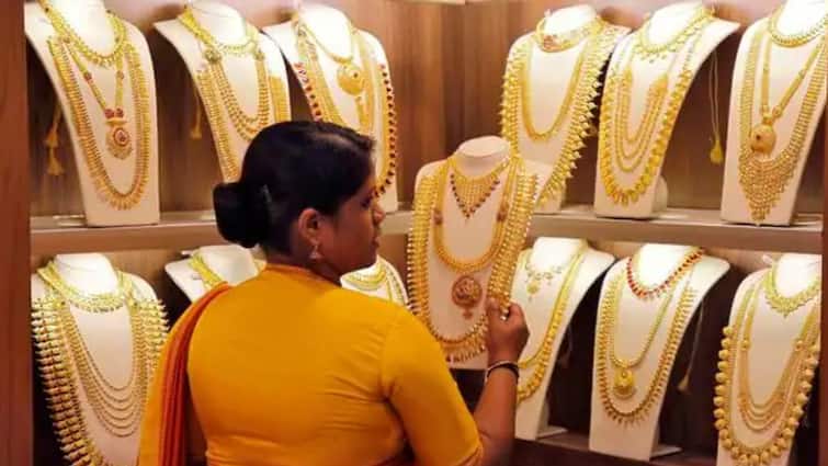 Gold breaks all records, price of 10 grams is 72300 rupees, know how much more it will rise Gold Price Today: સોનાએ તોડ્યા તમામ રેકોર્ડ, 10 ગ્રામનો ભાવ 72300 રૂપિયા, જાણો હજુ કેટલી તેજી થશે