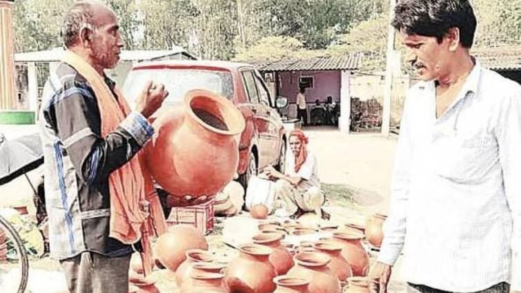 Surajpur Weather Today Earthen pot Matka water in demand with summer season know its benefits ANN Heat Wave: गर्मी आते ही सूरजपुर में बढ़ी 'देसी फ्रिज' की मांग, मटके से पानी पीने के हैं कई फायदे, जानें