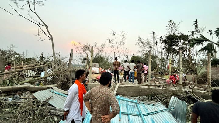 West Bengal Storm: पश्चिम बंगाल के जलपाईगुड़ी जिले में रविवार (31 मार्च, 2024) को अचानक आए तूफान के कारण चार लोगों की मौत हो गई जबकि 100 से अधिक लोग घायल हुए हैं. अधिकारियों ने यह जानकारी दी.