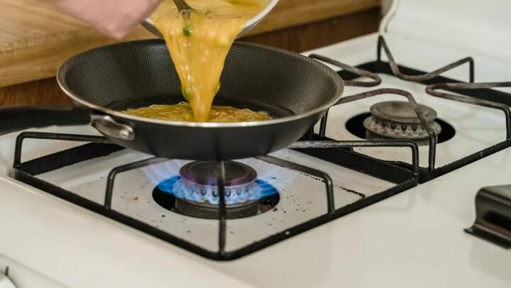 सफाई का मिश्रण बनाएं: एक बड़े कटोरे में गर्म पानी लें और उसमें बेकिंग सोडा और सिरका मिलाएं. मिश्रण को ऐसे बनाएं कि वह गैस बर्नर को डुबोने के लिए पर्याप्त हो.