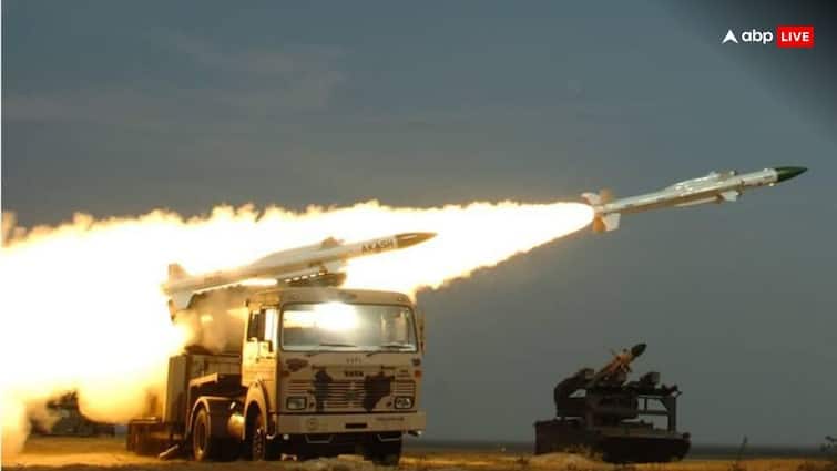 Rajnath Singh announce Indian Defence Exports like Brahmos Missiles LCA-Tejas light combat helicopters aircraft carriers achieved 21000 crore target Indian Defence Exports: दुन‍िया में बजा 'स्‍वदेशी' का डंका! डिफेंस एक्‍सपोर्ट में भारत ने बना दिया 21 हजार करोड़ का अनोखा रिकॉर्ड