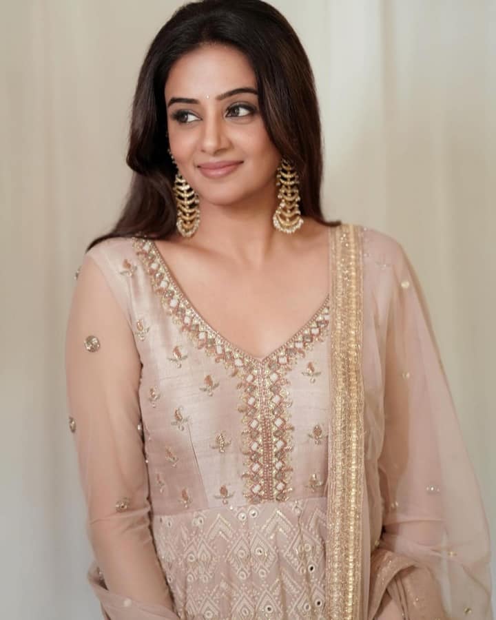 సౌత్ ఫిల్మ్ ఇండస్ట్రీలో స్టార్ హీరోయిన్ గా గుర్తింపు తెచ్చుకుంది ప్రియమణి. Photo Credit: Priya Mani Raj/Instagram