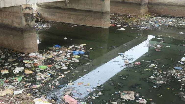 Thanjavur news Garbage dumped in Kallanai Canal Social activists suffer - TNN பாசன பொறியியலின் எடுத்துக்காட்டான கல்லணைக்கால்வாயில் கொட்டப்படும் குப்பைகள்