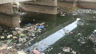 பாசன பொறியியலின் எடுத்துக்காட்டான கல்லணைக்கால்வாயில் கொட்டப்படும் குப்பைகள்