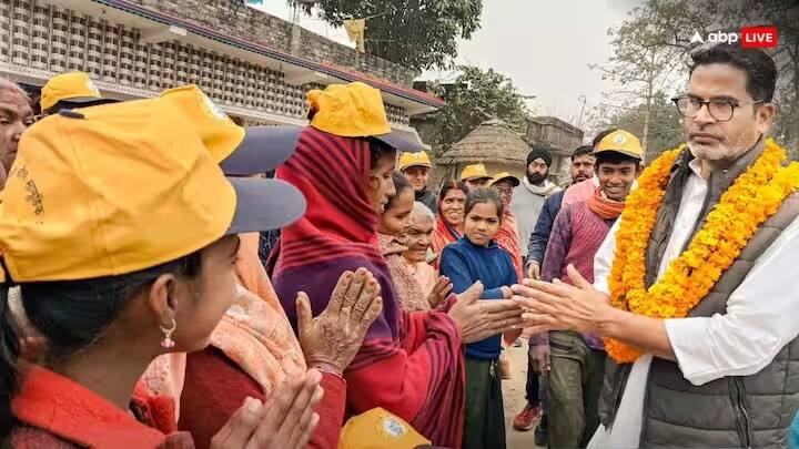 બિહારના રોહતાસ જિલ્લાના કોનાર ગામના રહેવાસી પ્રશાંત કિશોરના પિતા સ્વર્ગસ્થ શ્રીકાંત પાંડે ડૉક્ટર હતા. પીકેના જણાવ્યા મુજબ, તે કોંગ્રેસી હતો, જ્યારે માતા સ્વર્ગસ્થ સુશીલા પાંડે ગૃહિણી હતી અને તે પુત્રની 'આંધળી સમર્થક' હતી. પીકે જે પણ કહ્યું કે કર્યું, તે હંમેશા તેને સાચું માનતી હતી. જોકે, તે રાજકારણની સખત વિરુદ્ધ હતી.