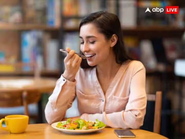 વાસ્તુશાસ્ત્ર અનુસાર જો તમે ઉત્તર-પૂર્વ દિશા તરફ મુખ રાખીને ભોજન કરો તો તે ખૂબ જ શુભ માનવામાં આવે છે.