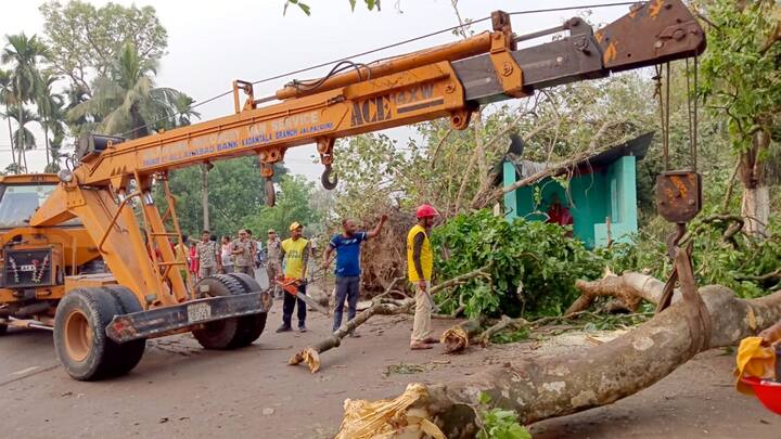 अधिकारियों ने बताया कि जिला मुख्यालय शहर के अधिकांश हिस्सों और पड़ोसी मैनागुड़ी के कई इलाकों में ओलावृष्टि के साथ तेज हवाएं बहने से कई झोपड़ियां और मकान क्षतिग्रस्त हो गए, पेड़ उखड़ गए और बिजली के खंभे गिर गए.