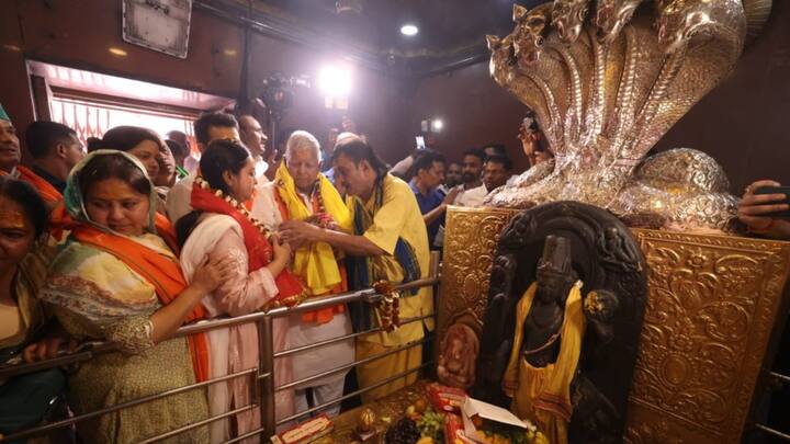 हरिहरनाथ मंदिर में भगवान विष्णु और भोलेनाथ की प्रतिमा एक साथ स्थापित है. आज यहां रोहिणी के साथ भारी संख्या में राजद कार्यकर्ता पहुंचे.