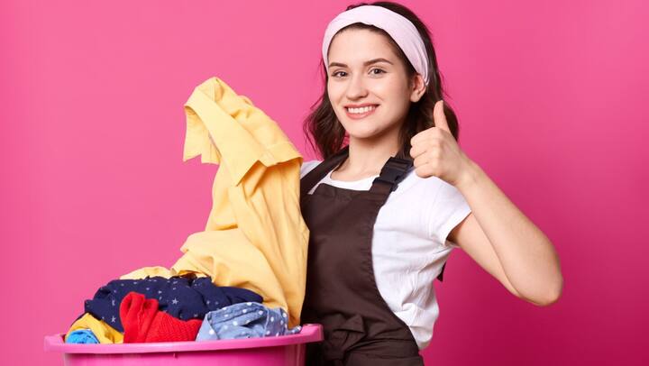 जब हमारे पसंदीदा कपड़े धोते समय अपना रंग खो देते हैं, तो दुःख होता है. इसलिए, यहां कुछ आसान  टिप्स दिए गए हैं जो आपके कपड़ों को फेड होने से बचा सकते हैं.