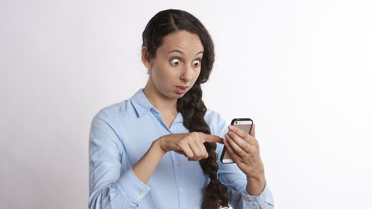 Hair fall: Does looking at the phone cause hair fall?  If you do this too, beware, the researchers said shocking things