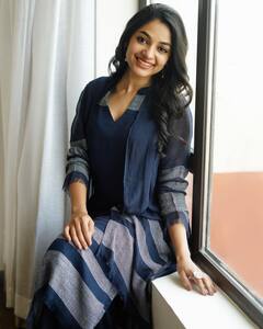 Ivana Photos : புன்னகைப்பூ இவானாவின் க்யூட் க்ளிக்ஸ்!