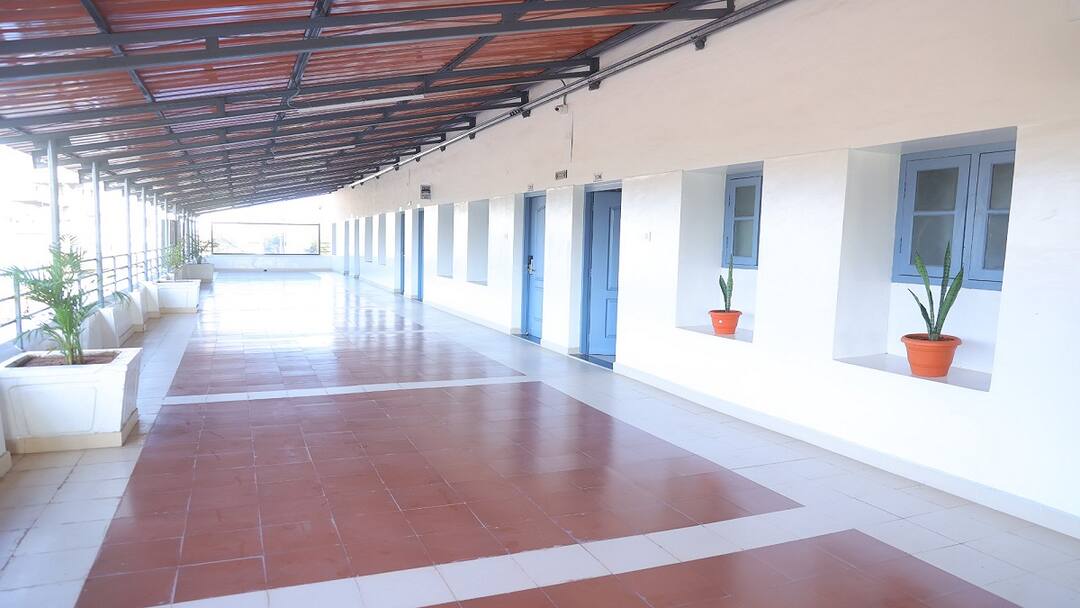 Thanjavur news Renovated Passenger Restrooms inaugurated at Thanjavur Railway Station - TNN தஞ்சை ரயில் நிலையத்தில் புனரமைக்கப்பட்ட பயணிகள் ஓய்வறைகள் திறப்பு