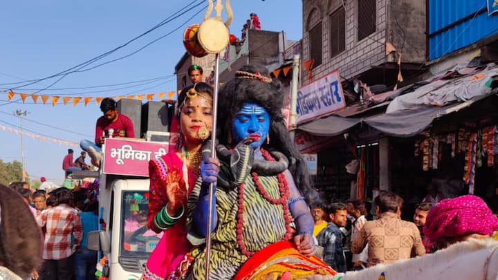 इससे पूर्व ही ये पूरा मार्ग भीड़ से ठंसाठस भर गया था, जिधर देखों उधर न्हाण की धूम दिखाई दी. इससे पूर्व  बारह भाले की सवारी निकली गई.