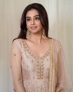 Priyamani: ట్రెడిషనల్ వేర్ లో ప్రియమణి- బ్యూటీఫుల్ స్మైల్ తో మెస్మరైజ్