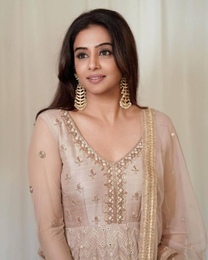 తెలుగుతో పాటు తమిళం, మలయాళంలోనూ వరుస సినిమాలు చేసింది. Photo Credit: Priya Mani Raj/Instagram