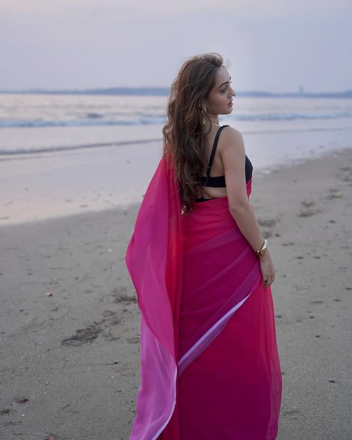 Tanya Sharma Stylish Pics: ટીવી સીરિયલ 'અફસર બિટિયા'થી એક્ટિંગની દુનિયામાં એન્ટ્રી કરનાર એક્ટ્રેસ તાન્યા શર્મા ફરી એકવાર પોતાની તસવીરોને કારણે ચર્ચામાં છે.
