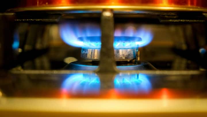 तैयारी: सबसे पहले, गैस बर्नर को गैस स्टोव से हटा लें और ठंडा होने दें.