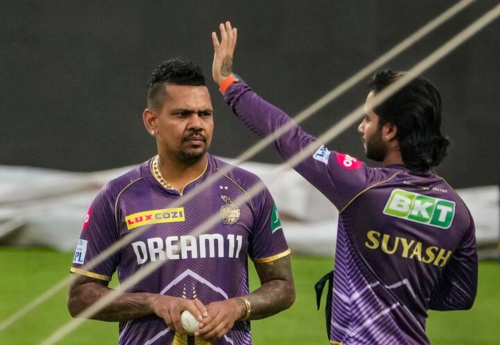 নারাইন আরও বলেন, 'পরের মরশুমে আইপিএলের সময় আমার কাছে জানতে চাওয়া হয়, ওপেন করতে তৈরি কি না। আমি কেকেআরকে জানাই, দলের যা প্রয়োজন, আমি করতে রাজি। দলের জয়ে অবদান রাখতে পারলে আমি খুশি হব বলে জানাই। তখন গম্ভীর আমার কাছে আসে আর বলে, কিচ্ছু পাল্টাতে যেও না। মাঠে নেমে আত্মবিশ্বাসের সঙ্গে খেলো শুধু। ক্রিজে গিয়ে আমাদের ভাল শুরু দেওয়ার চেষ্টা করো। গম্ভীর বলে, আউট হওয়া নিয়ে ভেবো না।'